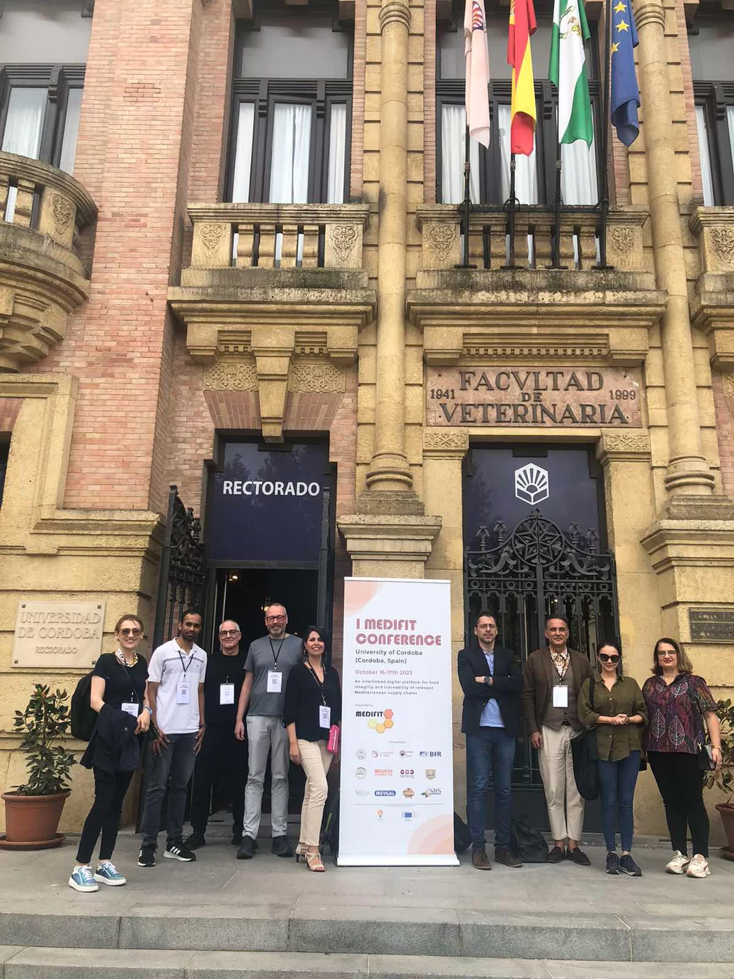 Gruppenfoto des MEDIFIT-Konsortiums vor der Universität Córdoba, 2023.